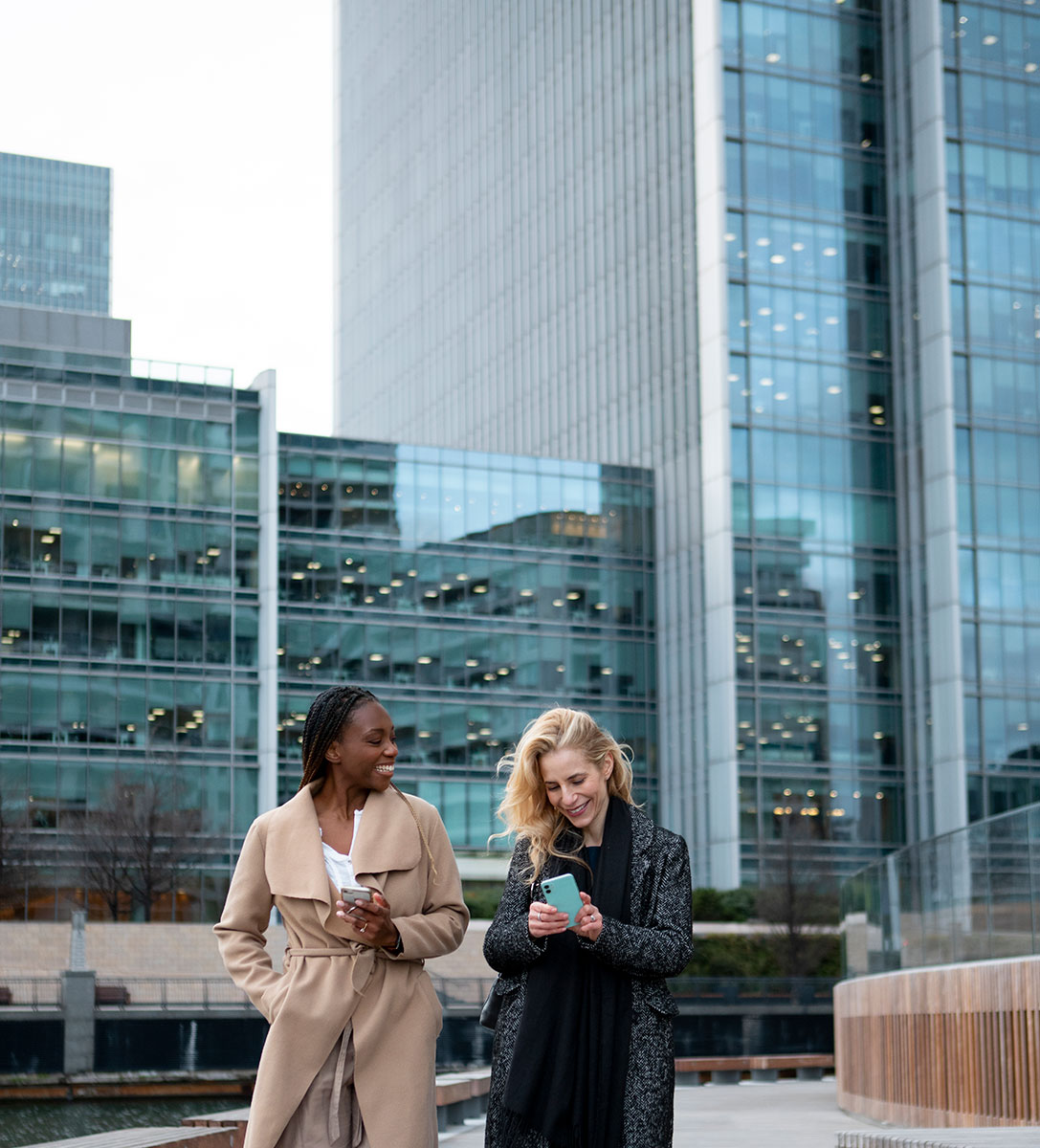 Femmes devant immeubles de banques